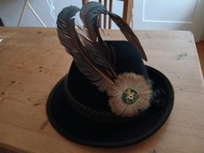 ein sehr gut erhaltener Trachten-Schützen-Hut; Weite 56,5 mit Federn und Emblem