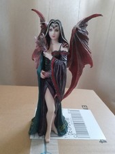 Figur Frau mit rotem Drachen - Höhe ca. 23 cm, Breite ca. 13 cm, Tiefe ca. 10 cm