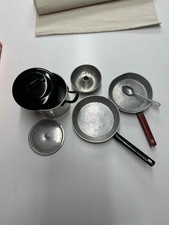 Altes Puppengeschirr Kochgeschirr Töpfe und 2 Wärmflaschen Puppenstube Spielzeug