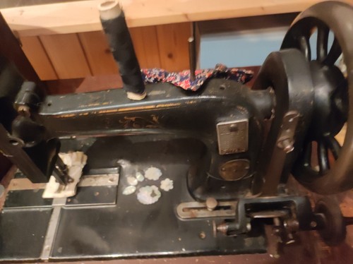 Alte nähmaschine mit tisch - alte,