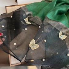 Eleganter bestickter Schal mit