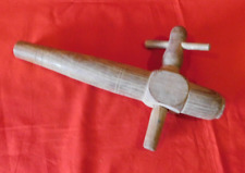 Alter Zapfhahn aus Holz Bier