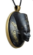 Nofretete Anhänger handgemacht schwarz gold oval 40x30 mm Metall antik bronze