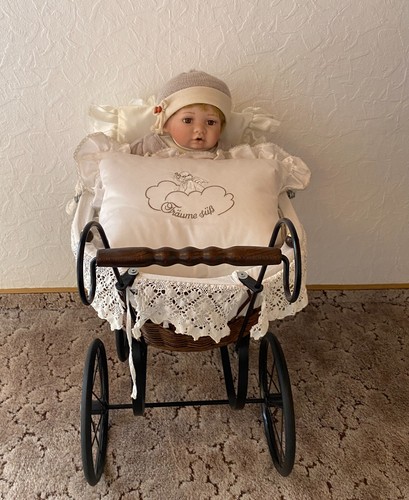 Porzellanpuppe mit puppenwagen - porzellanpuppe,