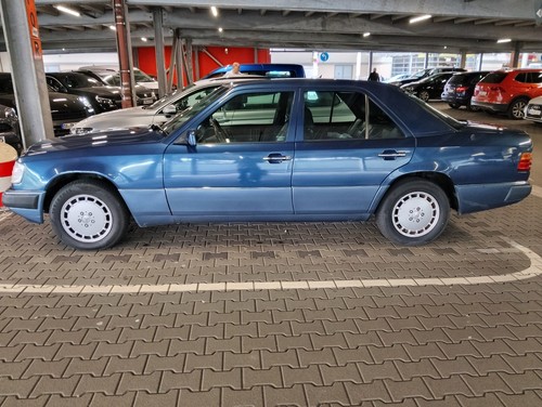 Oldtimer mercedes w124 - mercedes,