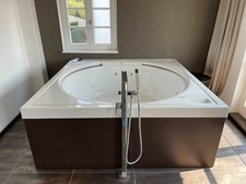 Luxus Spa Whirlpool Duravit Blue Moon mit Wannenverkleidung 1.80m x 1.80m
