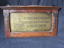 altes Messing Schild im Holzrahmen Der schönste Namen ist Mutter niederländisch