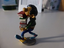 Gaston mit Bücherstapel -