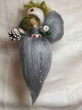 Silberengel nadelgefilzt – handgefertigte Filzfigur Engel mit Zapfen & Glöckchen