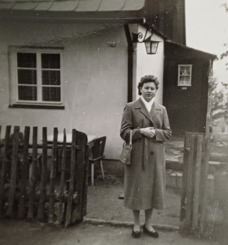 Junge frau steht mantel - frau, in