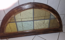 Holzfenster mit Buntgläsern