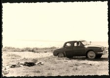 Fotografie Auto Renault Dauphine, Coupe mit Heckmotor am Strand 