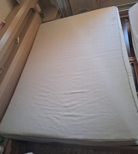 Zu verschenken. eine Matratze 1,60 x 2 und ein Bett mit einer Matratze 1 m x 2