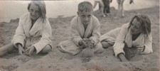 Vintage Foto Kinder im Strandurlaub Mode Momentaufnahme