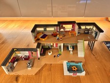 Playmobil Luxusvilla mit Anbau, Pool, Badezimmer und Zubehör