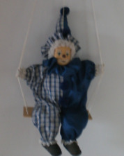 Clown - Harlekinpuppe  auf Schaukel sitzend - Porzellan Gesicht