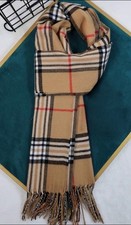 Beiger Schal kariert
