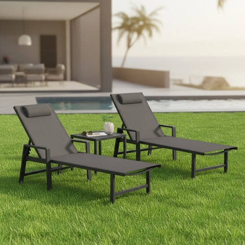 Sonnenliege und gartentisch - und,