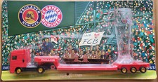 FC BAYERN MÜNCHEN LKW Tieflader mir Mannschaft Weißbierglas und "Waldi" Hartmann