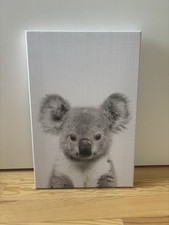 JUNIQE - Koala-Poster Premium-Holzrahmen Schwarz-Weiß-Foto - 20x30