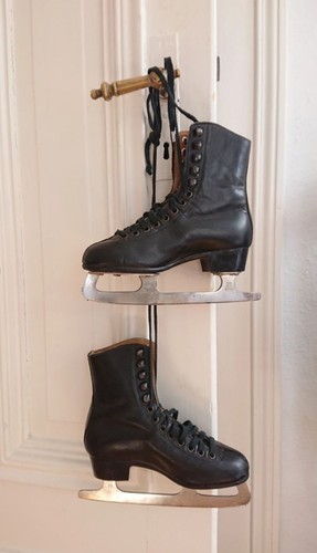 Schwarzer kinderschlittschuh - schwarzer,
