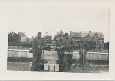 Foto Soldaten-Wehrmacht-Bahnhof-Ausrüstung, Stahlhelm 2.WK   (e284)