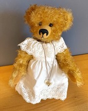 Künstler Sammler Teddy Bärin, mit Kleid, Kette mit Herzanhänger und Spieluhr
