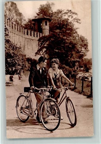 Liebespaar mit dem fahrrad - fahrrad, ca