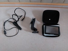 Halter und Ladekabel für