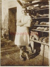 Foto, Nachl. siehe Beschr., Bäckerlehrling vor Brotregal im freien, 5026-802