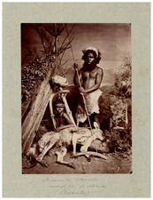 John William Lindt, zwei bewaffnete Aborigines und ein Känguru, Australien 1876 Vintag