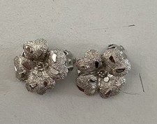 moderne Ohrclips, Blume Modeschmuck 60iger aus silberfarbenem Metall