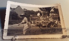 Altes Foto Frau mit Handwagen