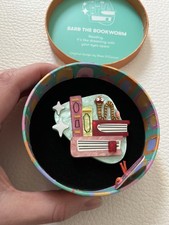 Erstwilder, Brosche, Barb the bookworm, brooch, Buch, bug, atomic abode, Wurm 