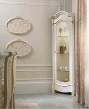 Klassische Eckvitrine