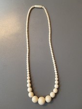 Kette aus Bein mit Verlauf