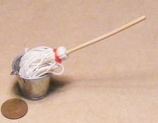 Puppenhaus großer Metalleimer