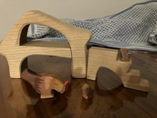 Ostheimer Holzspielzeug Hühnerhaus/Hühnerstall mit Treppe, Huhn und 2 Küken