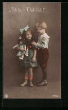 Ansichtskarte Kleine Schwester hält ihre Puppe, Bruder steht daneben 