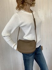 Kleine Umhängetasche genarbtes Leder Farbe taupe S144