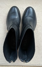 Flache schwarze Stiefeletten