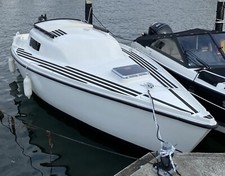 Motorboot mit 5 PS