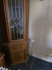 Eckvitrine Nussbaumholz, Glastür, Innenbeleuchtung, 2 Glas-Einbauböden