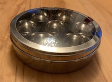 Edelstahl Spice Box Masala-Box mit 7 kleinen Behältnissen