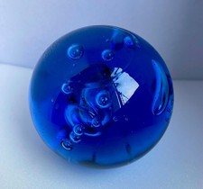 Glaskugel / Briefbeschwerer, Paperwight blau mit Blasen, 620 g