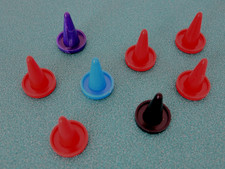 Konvolut - bestehend aus 8 Spielfiguren- Plastik-HÜTCHEN von SPIKA