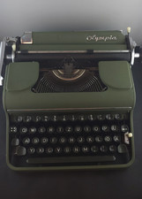 Vintage Olympia Schreibmaschine Typ SM3 oliv aus den 1950er Jahren mit Koffer