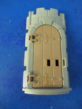 gebogenes Mauerteil mit Türe