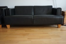 1 Leder-Sofa und 2 Sessel aus