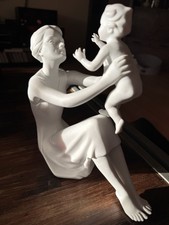 Mutter mit Kind Porzellanfigur
